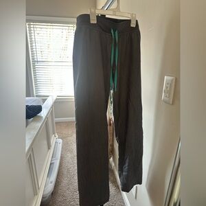 Women’s Figs Livingston Scrub pants (size S)